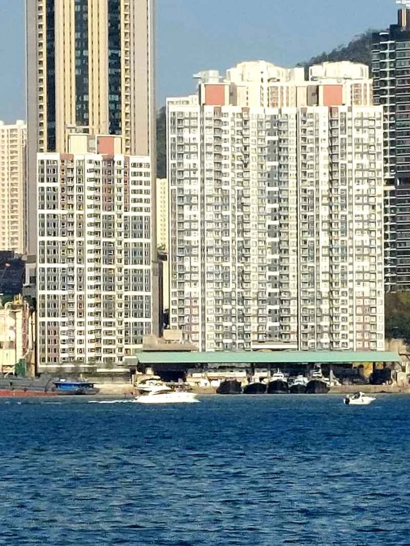 Za a bayar da kwangilar rukunin ƙarshe na rukunin gidaje biyu a tashar Harbourfront ranar Talata mai zuwa.